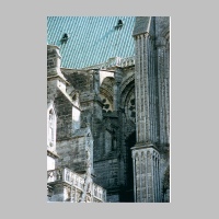 Chartres, 24, links Langhaus S-Seite, rechts S-Querhaus, Blick von SW, Foto Heinz Theuerkauf.jpg